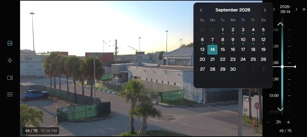 CeePlayer date picker calendar with green dots marking the days that have captured images